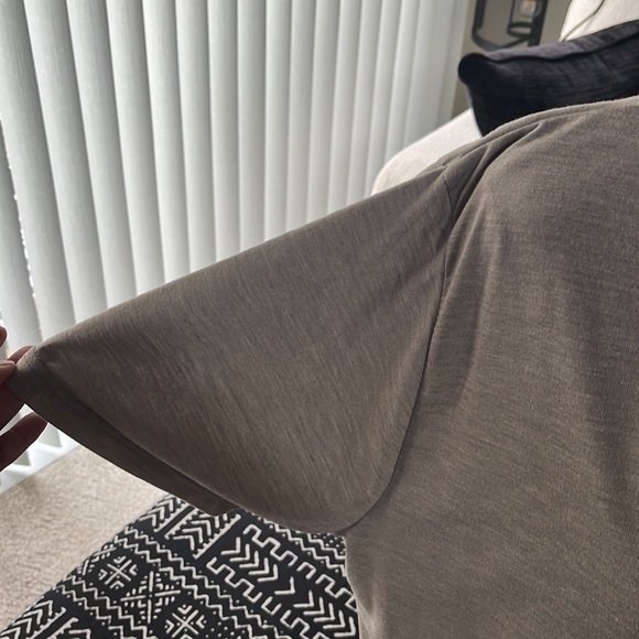 Boohoo | V-Neck Short Sleeve Tee - Picture 3 of 6